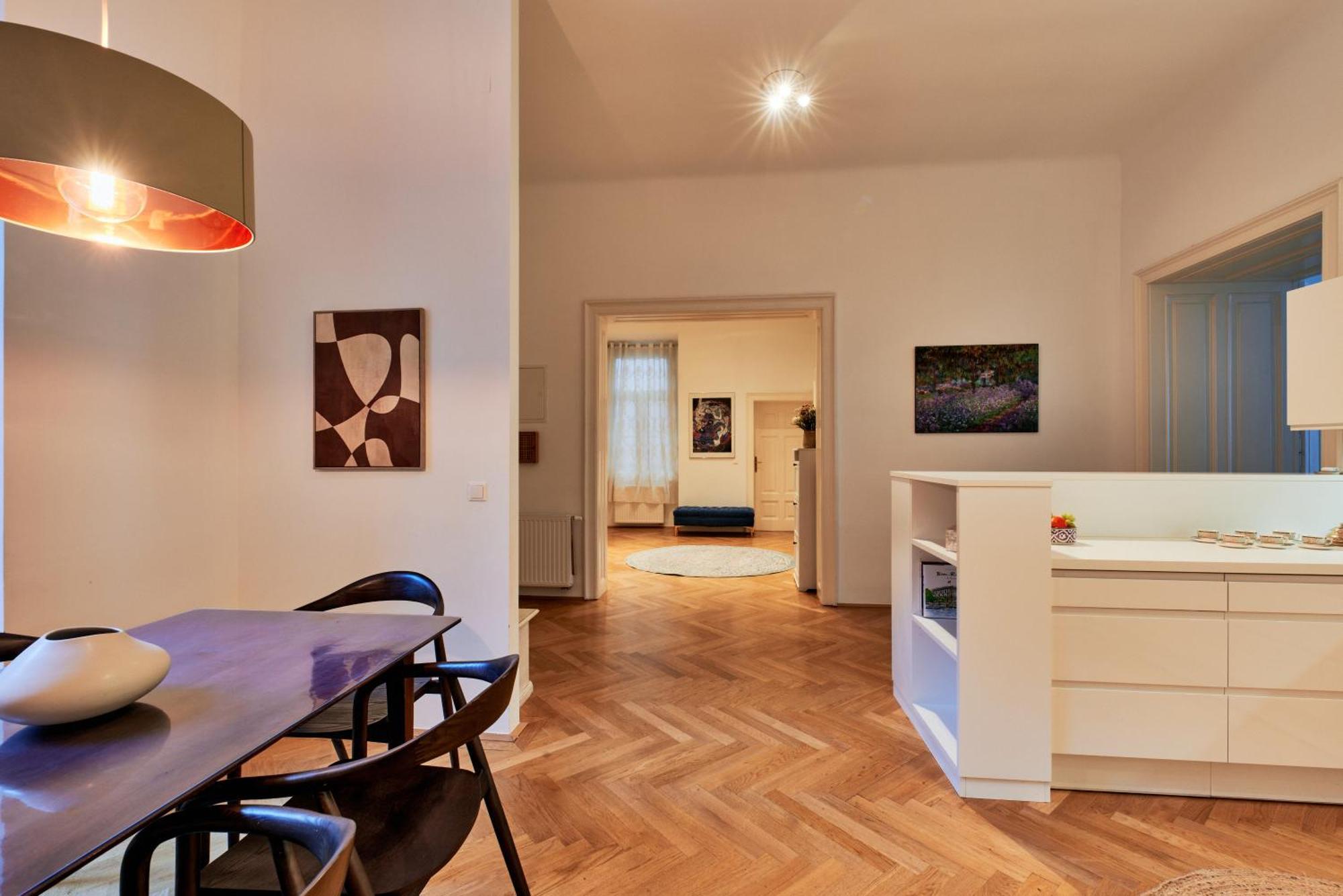 Spacious & Elegant, Ideal Location Apartament