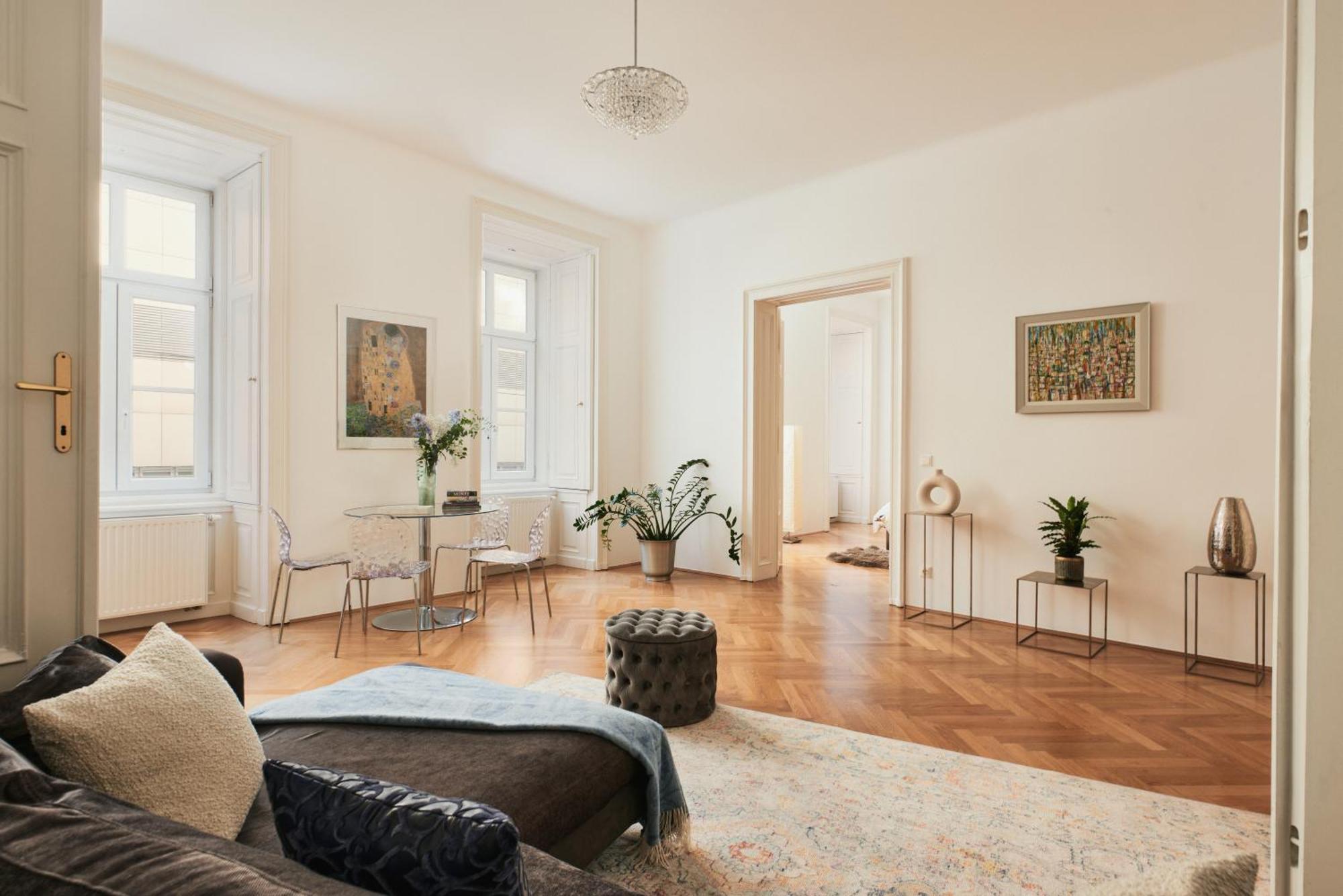 Spacious & Elegant, Ideal Location Apartament
